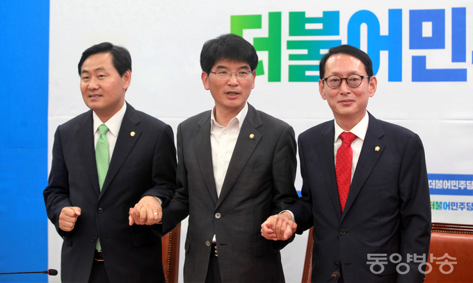 김관영 국민의당, 박완주 더불어민주당, 김도읍 새누리당 원내수석부대표가 15일 국회에서 가습기 살균제와 구의역 사고 등에 대한 청문회 실시 여부 논의에 앞서 포즈를 취하고 있다./사진=장건섭 기자