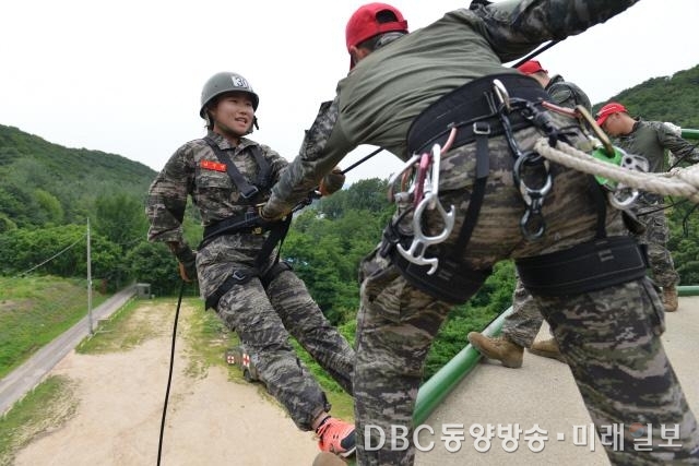 해병대2사단에서 진행된 해병대 병영체험에서 탈북대학생이 유격훈련을 받고 있다. ©해군 제공 