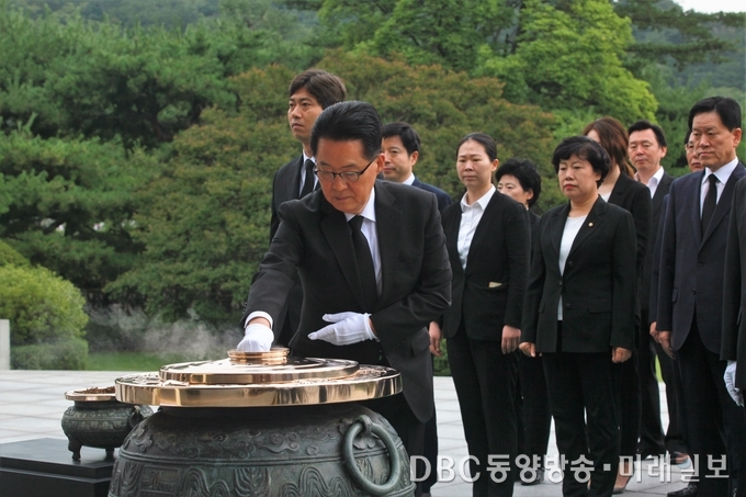 박지원 국민의당 비상대책위원장과 비대위원들이 7일 오전 서울 동작구 현충원 서울 동작구 국립서울현충원을 찾아 충혼탑에 분향하고 있다. 비상대책위원으로는 주승용, 조배숙, 김성식, 권은희, 신용현 의원 등 5명이 의원과 원외 인사로는 한현택 대전 동구청장, 정호준 서울시당위원장, 김현옥 부산시당위원장, 정중규 내일장애인행복포럼 대표, 이준서 최고위원, 조성은 다준다청년정치연구소 이사 등 6명 총 11명이 최고위에서 만장일치로 의결, 임명됐다./사진=장건섭 기자