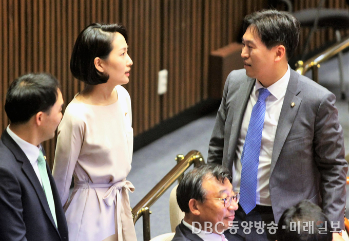 국민의당 리베이트 수수 사건 연루 의혹과 관련, 8일 검찰에 의해 구속영장이 청구된 김수민 의원이 지난달 9일 국회본회의에 참석 동료의원과 이야기를 나누고 있다./사진=장건섭 기자