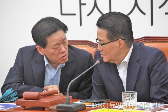 15일 오전 국회에서 열린 국민의당 비대위원-중진의원 연석회의에서 박지원 국민의당 비상대책위원장(오른쪽)이 주승룡 전 원내대표와 이야기를 나누고 있다./사진=장건섭 기자