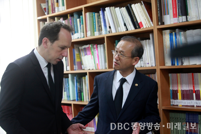 임성남 외교부 제1차관이 18일 오전 서울 서대문구 충정로 주한프랑스대사관을 찾아 프랑스 니스 대형트럭 테러 희생자를 애도하는 추모의 메시지를 전달한 뒤 파비앙 페논(Fabien Penone) 주한 프랑스대사와 이야기를 하고 있다./사진=장건섭 기자