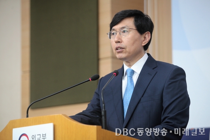 조준혁 외교부 대변인이 2일 오후 서울 외교부 청사에서 "일본 정부는 독도에 대한 부질없는 주장을 즉각 중단하라"면서 일본 방위백서 관련 브리핑을 하고 있다./사진=장건섭 기자
