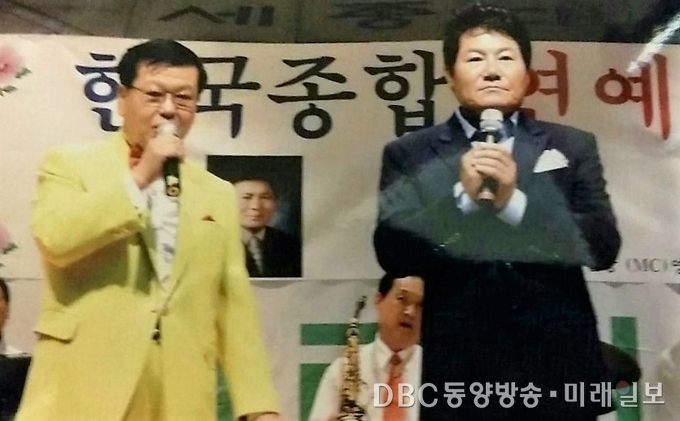 한국종합연예인단 단장 영화배우 박철민이 지난해 11월 5일 오후 서울 종로구민회관 2층 대강당에서 펼쳐진 '종로 구민과 어르신을 위한 대공연'에서 가수 진성과 함께 관내 어르신 1,000여 명을 모시고 공연을 펼치고 있다./미래일보