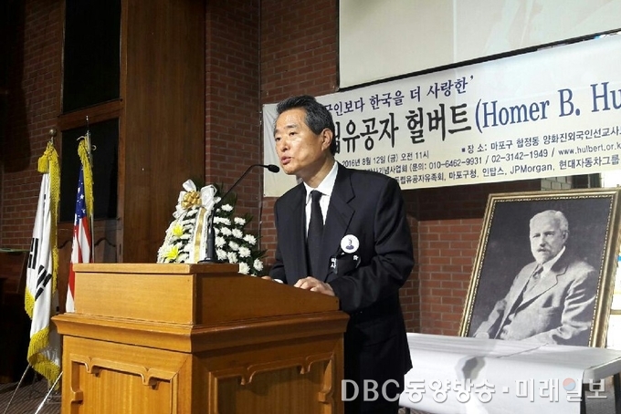 한국 문명화의 선구자이자 독립운동가인 헐버트(Homer B. Hulbert) 박사 67주기 추모식이 12일 오전 서울 마포구 합정동 양화진 외국인선교사묘원 내 기독교선교100주년기념관에서 열린 가운데 김동진 헐버트 박사기념사업회 회장이 식사를 하고 있다./사진=김진중 월간 '순국' 편집국장