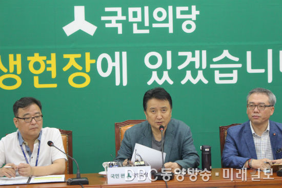 김영환(가운데) 국민의당 사무총장이 14일 서울 여의도 국회에서 기자간담회를 열고 정당 최초로 당의 재정 회계내역 공개와 전당대회 및 19대 대선 전망에 대해 밝히고 있다. 이는 4·13 총선 홍보비 리베이트 수수 의혹으로 도덕성 논란이 불거진 것에 대한 의혹을 해소하고 당을 혁신하겠다는 의지로 풀이된다./사진=장건섭 기자