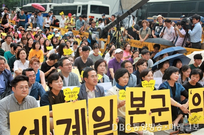 세계 일본군 위안부 기림일인 14일 서울 종로구 일본대사관 앞에서 열린 나비문화제에서 더불어민주당 소속 홍익표, 남인순, 박홍근, 추미애, 유은혜, 손헤원, 심재권, 정춘숙, 박주민 의원이 김복동 할머니의 발언을 경청하고 있다./사진=장건섭 기자