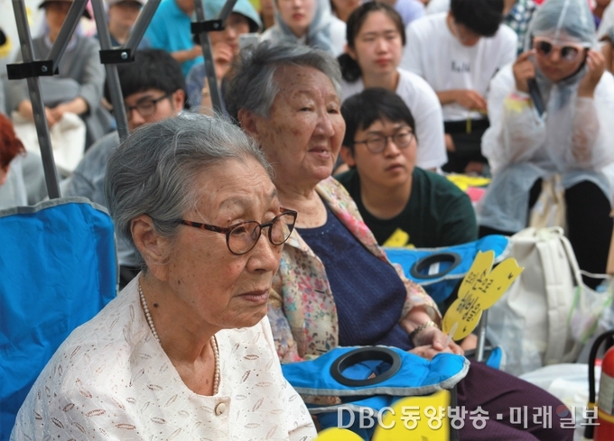 일본군 위안부 피해자 김복동, 길원옥 할머니가 세계 일본군 위안부 기림일을 맞은 14일 오후 서울 종로구 옛 일본대사관 앞에서 열린 '제4차 세계일본군위안부 기림일 맞이 나비 문화제'에 참가하고 있다./사진=장건섭 기자