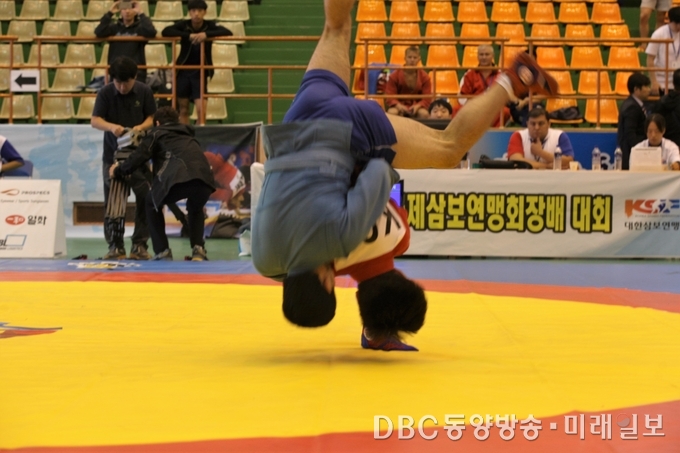 30일 오전 강원도 동해시 동해체육관에서 열린 제2회 국제삼보연맹(FIAS) 회장배 국제삼보대회 남자 스포츠삼보 62㎏ 이하급 결승에서 송하성(20·대구외대)이 마디에프 암릴로(22·우즈베키스탄)를 상대로 유도 기술을 바탕으로 한 업어치기를 하고 있다./동해=장건섭 기자