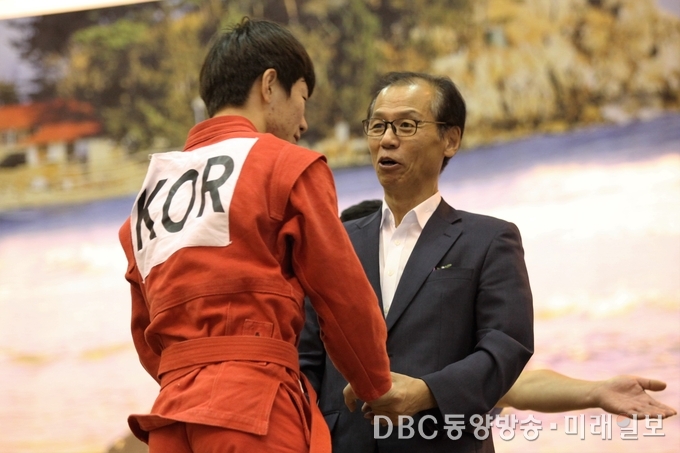 30일 오전 강원도 동해시 동해체육관에서 열린 제2회 국제삼보연맹(FIAS) 회장배 국제삼보대회 남자 스포츠삼보 62㎏ 이하급 결승에서 마디에프 암릴로(Madiev Amrillo·22·우즈베키스탄)를 6-0으로 꺾고 한국 삼보에 첫 금메달을 안겨준 송하성(20·대구외대)이 최문순 강원도 도지사로부터 축하를 받고 있다./동해=장건섭 기자