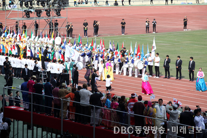 18일 서울 잠실 올림픽 주경기장에서 열린 ‘만국회의 2주년 기념 평화 축제’에서 이만희 하늘문화세계평화광복 대표와 김남희 세계여성평화그룹 대표가 입장하고 있다. ⓒ장건섭 기자 