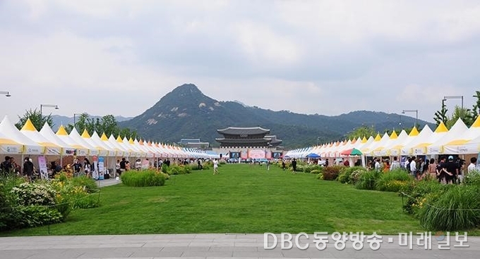 지난해 개최되었던 '주한외국대사관의 날’ 기념식에서 서울 광화문광장에 전시된 부스 전경./월드마스터위원회 제공