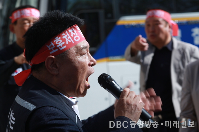 6일 오후 상이군경회 정상화추진위원회 및 상이군경회 개혁추진본부 대동회 회원 300여 명이 세종시 정부세종청사 국가보훈처 정문 앞에서 박승춘 국가보훈처장의 직무유기 규탄 및 김덕남 상이군경회 회장의 직위 취소를 요구하는 집회를 열고 있는 가운데 김 모씨가 구호를 외치고 있다./사진=장건섭 기자