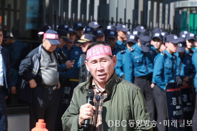 6일 오후 상이군경회 정상화추진위원회 및 상이군경회 개혁추진본부 대동회 회원 300여 명이 세종시 정부세종청사 국가보훈처 정문 앞에서 박승춘 국가보훈처장의 직무유기 규탄 및 김덕남 상이군경회 회장의 직위 취소를 요구하는 집회를 열고 있는 가운데 김 모씨가 발언을 하고 있다./사진=장건섭 기자