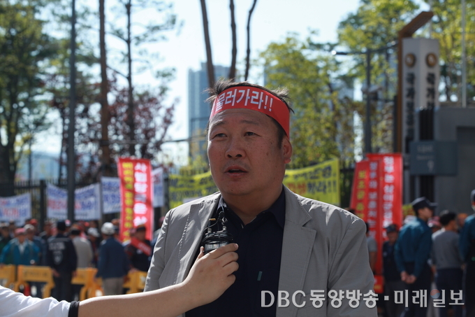 6일 오후 상이군경회 정상화추진위원회 및 상이군경회 개혁추진본부 대동회 회원 300여 명이 세종시 정부세종청사 국가보훈처 정문 앞에서 박승춘 국가보훈처 직무유기 규탄 및 김덕남 상이군경회 회장의 직위 취소를 요구하는 집회를 열고 있는 가운데 소 모씨가 취재진의 질문에 대답하고 있다./사진=장건섭 기자