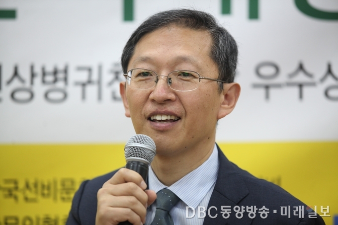 8일 오후 경남 산청군 한국선비문화원에서 열린 '제14회 천상병귀천문학대상 시상식에서 '2016년 천상병귀천문학대상'을 수상한 이승하 시인(중앙대학교 문예창작과 교수)이 수상수감을 말하고 있다./경남 산청=장건섭 기자