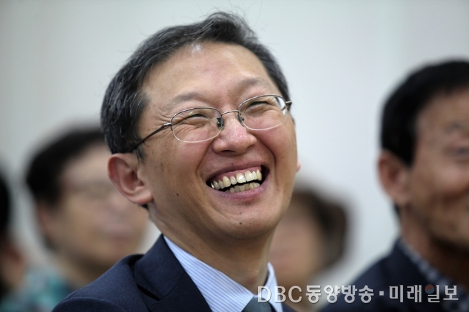 8일 오후 경남 산청군 한국선비문화원에서 열린 '제14회 천상병귀천문학대상 시상식에서 '2016년 천상병귀천문학대상'을 수상한 이승하 시인(중앙대학교 문예창작과 교수)이 수상식 후 활짝 웃고 있다./경남 산청=장건섭 기자