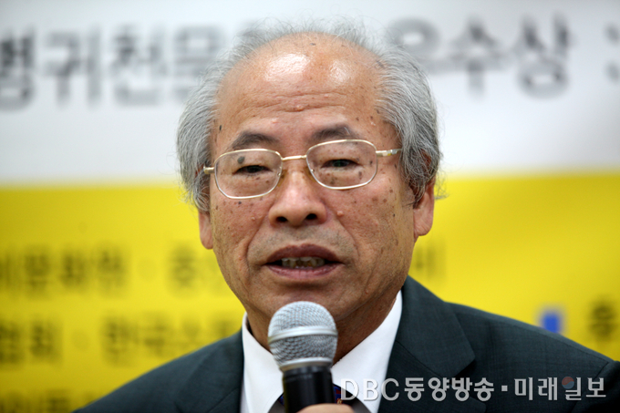 8일 오후 경남 산청군 한국선비문화원에서 열린 '제14회 천상병귀천문학대상 시상식에서 심사위원장을 맡은 강희근 시인(경상대학교 명예교수)가 심사평을 말하고 있다./경남 산청=장건섭 기자