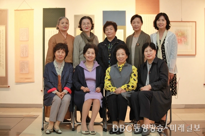 2일 오후 서울 인사동 한국미술관에서 개최된 제55회 갈물한글서회전에서 박정숙 사단법인 갈물한글서회 회장(앞줄 왼쪽에서 두번째) 등 회원들이 기념촬영을 하고 있다./사진=장건섭 기자