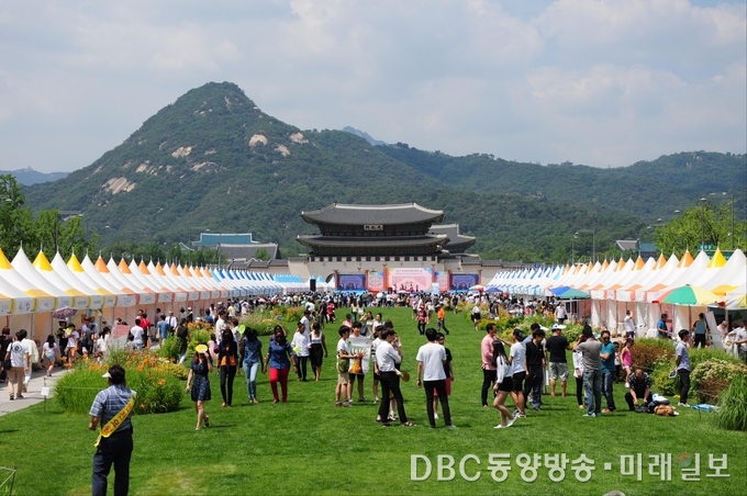 지난해 서울 광화문공장에서 개최되었던 '주한외국대사관의 날' 행사에서 많은 관광객들이 참여하고 있다./월드마스터위원회 제공