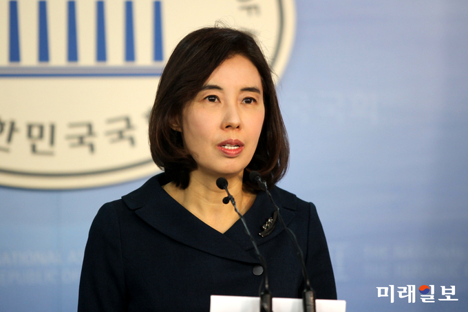 박경미 더불어민주당 대변인이 21일 오전 서울 여의도 국회 정론관에서 현한 브리핑을 하고 있다. 2016.12.21. 미래일보 장건섭 기자