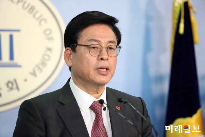 정우택 새누리당 원내대표가 23일 서울 여의도 국회 정론관에서 기자회견을 열고 당 비상대책위원장으로 인명진 목사를 선임했다고 밝히고 있다. 갈릴리교회 목사인 인 목사는 한나라당(새누리당 전신) 시절 당의 윤리위원장을 역임했다./2016.12.23. 미래일보 장건섭 기자