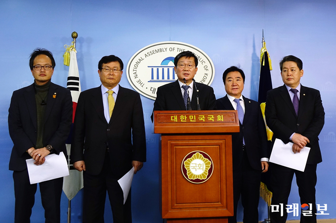 더불어민주당 국민조사위원회 의원들이 30일 오전 서울 여의도 국회 정론관에서 '박근혜 대통령 5촌 살인사건'의 특검수사를 촉구하는 기자회견을 갖고 있다. 왼쪽부터 박주민, 설훈, 전해철, 이석현, 김경협 의원./2016.12.30. 미래일보 장건섭 기자