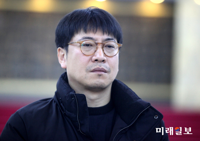 노승일 K스포츠재단 부장이 비대위 관계자들과 함께 13일 서울 여의도 국회 정론관에서 기자회견을 열고 이사회를 통해 해임이 결정된 정동춘 이사장의 전횡을 폭로한 뒤 취재진의 질의에 답하고 있다./사진=장건섭 기자