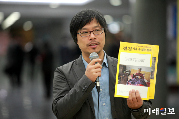 18일 국회 의원회관에서 열린 ‘아시아의 일본군 성노예 사진전’ 개막식에서 안세홍 사진작가가 인사말을 하고 있다./사진=장건섭 기자