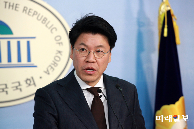 장제원 바른정당 대변인이 23일 오후 서울 여의도 국회 정론관에서 브리핑을 열고 있다. 장 대변인은 브리핑을 마치고 기자들과 만나 "황 총리가 오전 “민생현안에만 집중하라”는 대변인 브리핑이 나간 후 자신에게 직접 전화를 걸어 "바른정당이 나에 대해 이렇게 대응 할 것인가? 장제원 의원의 생각인가? 논평을 장제원 의원이 직접 쓴 것이지요?”라며 꾸짖듯이 말했다"고 밝혔다./사진=장건섭 기자