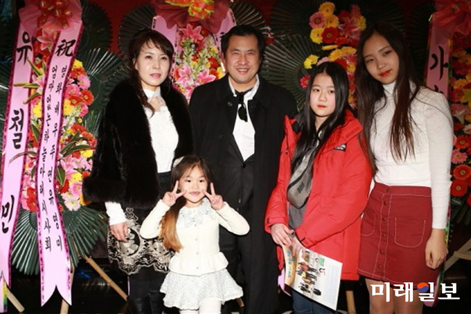 24일 오후 서울 충무로 대한극장에서 진행된 영화 ‘엄마 없는 하늘 아래’ 언론 시사회 및 기자간담회에서 출연 배우들이 취재진을 향해 포즈를 취하고 있다. 뒤줄 왼쪽부터 어머니 순덕 역 유영미, 아버지 덕배 역의 오상철, 둘째 선영 역의 김민채, 첫째 하은 역의 이은수, 앞줄 셋째 미혜 역의 박민혜./사진=시네마서울 제공