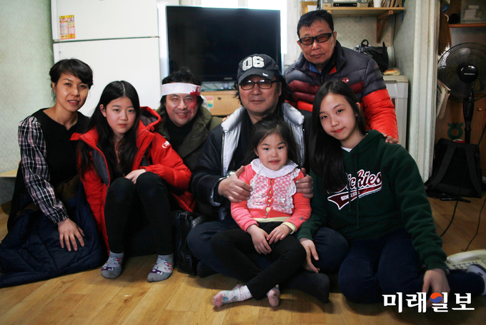 영화 ‘엄마 없는 하늘 아래’ 촬영 중 한명구 감독 및 출연진들이 기념촬영을 하고 있다. 왼쪽부터 어머니 순덕 역 유영미, 둘째 선영 역의 김민채, 아버지 덕배 역의 오상철, 한명구 감독, 셋째 미혜 역의 박민혜, 신원중 촬영감독, 첫째 하은 역의 이은수./사진=장건섭 기자