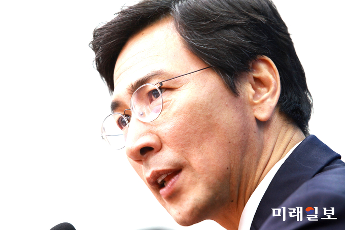 안희정 충남지사가 2일 오전 국회 더불어민주당 당대표회의실에서 국회출입기자 간담회를 하고 있다. 이날 안 지사는 기자 간담회를 통해 "대한민국의 새로운 시대교체를 향해 도전하겠다"며 "정권교체 그 이상의 가치를 실현할 수 있는 것은 저 안희정"이라며 포부를 밝혔다./사진=장건섭 기자