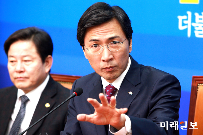 안희정 충남지사가 2일 오전 국회 더불어민주당 당대표회의실에서 국회출입기자 간담회를 하고 있다. 이날 안 지사는 기자 간담회를 통해 "대한민국의 새로운 시대교체를 향해 도전하겠다"며 "정권교체 그 이상의 가치를 실현할 수 있는 것은 저 안희정"이라며 포부를 밝혔다./사진=장건섭 기자