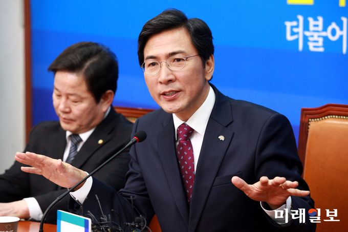 안희정 충남지사가 2일 오전 국회 더불어민주당 당대표회의실에서 국회출입기자 간담회를 하고 있다. 이날 안 지사는 기자 간담회를 통해 "대한민국의 새로운 시대교체를 향해 도전하겠다"며 "정권교체 그 이상의 가치를 실현할 수 있는 것은 저 안희정"이라며 포부를 밝혔다./사진=장건섭 기자