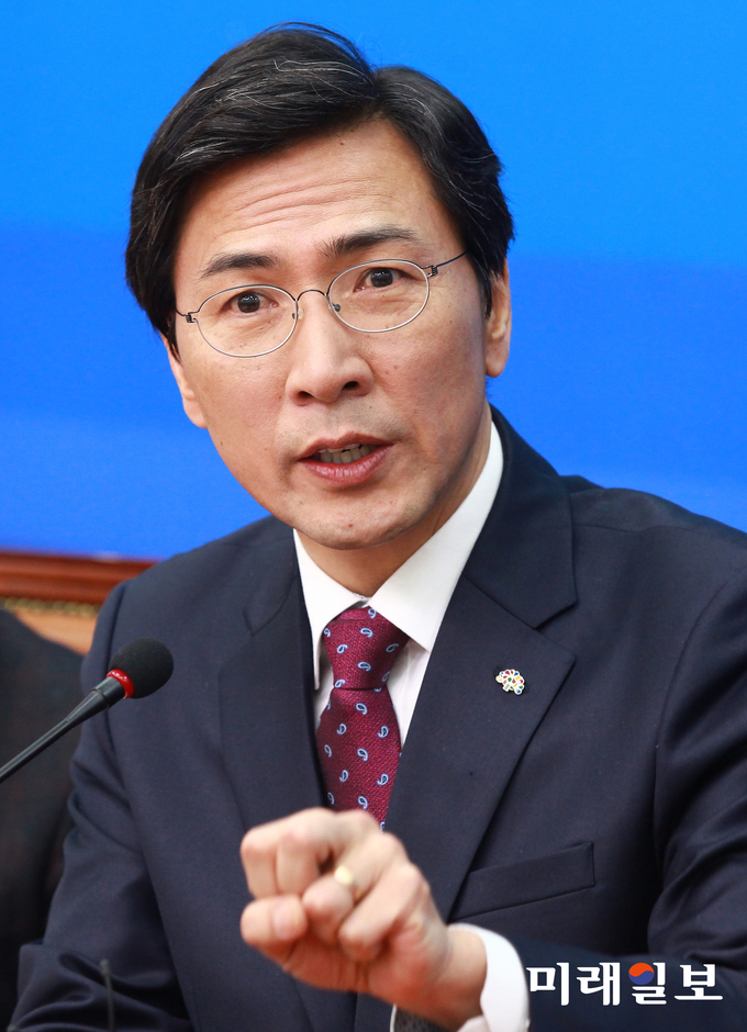 안희정 충남지사가 2일 오전 국회 더불어민주당 당대표회의실에서 국회출입기자 간담회를 하고 있다. 이날 안 지사는 기자 간담회를 통해 "대한민국의 새로운 시대교체를 향해 도전하겠다"며 "정권교체 그 이상의 가치를 실현할 수 있는 것은 저 안희정"이라며 포부를 밝혔다./사진=장건섭 기자