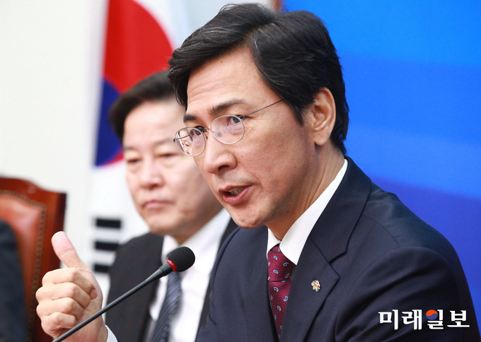 안희정 충남지사가 2일 오전 국회 더불어민주당 당대표회의실에서 국회출입기자 간담회를 하고 있다. 이날 안 지사는 기자 간담회를 통해 "대한민국의 새로운 시대교체를 향해 도전하겠다"며 "정권교체 그 이상의 가치를 실현할 수 있는 것은 저 안희정"이라며 포부를 밝혔다./사진=장건섭 기자