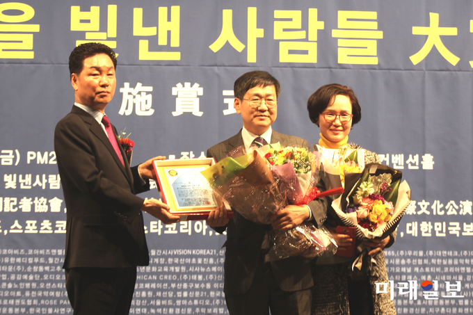 이용주 서울시 서부수도사업소 주무관(가운데)이 17일 오후 서울 용산구 '백범김구기념관' 컨펜션홀에서 열린 2017 한국을 빛낸 사람들 대상 시상식에서 '2017 서울시대민봉사공로대상'을 받고 있다./사진=장건섭 기자