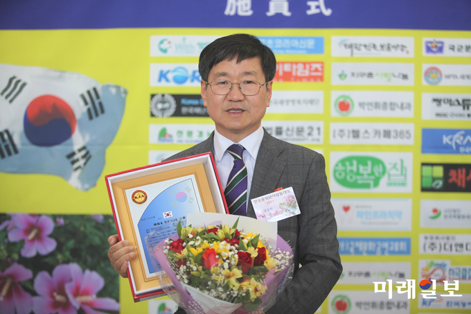 이용주 서울시 서부수도사업소 주무관(가운데)이 17일 오후 서울 용산구 '백범김구기념관' 컨펜션홀에서 열린 2017 한국을 빛낸 사람들 대상 시상식에서 '2017 서울시대민봉사공로대상'을 받고 고 기념촬영을 하고 있다./사진=장건섭 기자