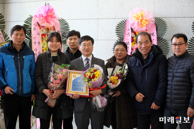 이용주 서울시 서부수도사업소 주무관(가운데)이 17일 오후 서울 용산구 '백범김구기념관' 컨펜션홀에서 열린 2017 한국을 빛낸 사람들 대상 시상식에서 '2017 서울시대민봉사공로대상'을 받고 축하객들과 기념촬영을 하고 있다./사진=장건섭 기자