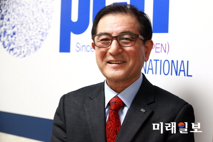 15일 오후 (사)국제PEN한국본부 제35대 이사장에 당선된 손해일 시인이 당선 직후 서울 여의도 국제PEN한국본부 사무실에서 당선 인터뷰를 하고 있다./사진=장건섭 기자
