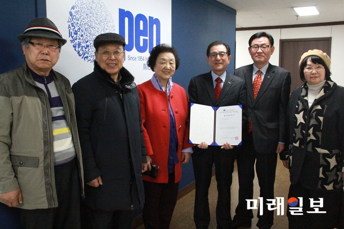 15일 오후 (사)국제PEN한국본부 제35대 임원선거에서 이사장 및 부이사장에 당선된 손해일 이사장과 부이사장들이 서울 여의도 국제PEN한국본부 사무실에서 기념촬영을 하고 있다. (왼쪽부터 김용재 시인, 정용원 아동문학가, 오경자 수필가, 신임 이사장 손해일 시인, 임병호 시인, 전경애 소설가)./사진=장건섭 기자