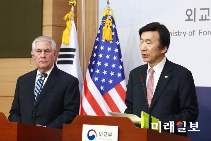 윤병세 외교부 장관과 렉스 틸러슨 미 국무장관이 17일 오후 서울 세종로 외교부 브리핑룸에서 공동기자회견을 하고 있다./사진=장건섭 기자