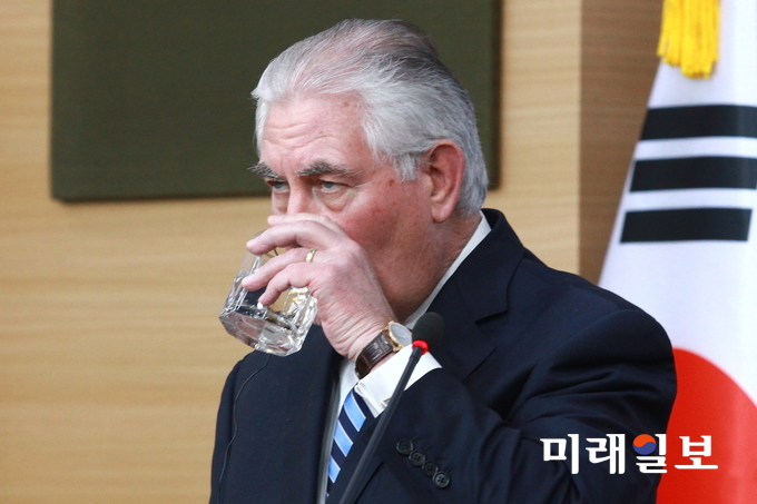 취임 후 한국을 첫 방문한 렉스 틸러슨(Rex Wayne Tillerson) 미 국무부 장관이 17일 오후 서울 세종로 외교부 청사에서 윤병세 외교부 장관과 내외신 공동기자회견 중 냉수를 마시고 있다./사진=장건섭 기자
