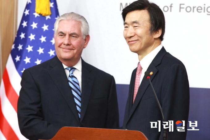 취임 후 한국을 첫 방문한 렉스 틸러슨(Rex Wayne Tillerson) 미국 국무장관이 17일 오후 세종로 외교부 청사에서 윤병세 외교부장관과의 내외신 공동 기자회견을 마치고 악수를 하고 있다./사진=장건섭 기자