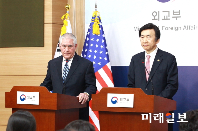 취임 후 한국을 첫 방문한 렉스 틸러슨(Rex Wayne Tillerson) 미국 국무장관이 17일 오후 세종로 외교부 청사에서 윤병세 외교부장관과의 내외신 공동 기자회견을 갖고 있다./사진=장건섭 기자