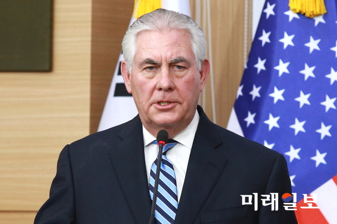 취임 후 한국을 첫 방문한 렉스 틸러슨 미 국무부 장관이 17일 오후 서울 세종로 외교부 청사에서 윤병세 외교부 장관과 내외신 공동기자회견 후 기자들의 질문에 답하고 있다./사진=장건섭 기자