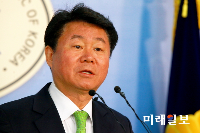 김종구 국민의당 대변인은 28일 정부의 금호타이어 중국 매각 추진과 관련, "금호그룹 측에는 컨소시엄을 부정하고 박삼구 회장 사재 출자만이 인수조건이라고 주장하고 있다"고 정부와 산업은행은 강력 비판했다./사진=장건섭 기자
