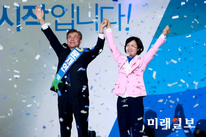 문재인 더불어민주당 전 대표가 3일 오후 서울 구로구 고척스카이돔에서 열린 제19대 대통령 후보자 수도권 강원 제주 선출대회에서 대통령 후보로 최종 선출된 뒤 추미애 당 대표와 함께 손을 들어 인사하고 있다./사진=장건섭 기자