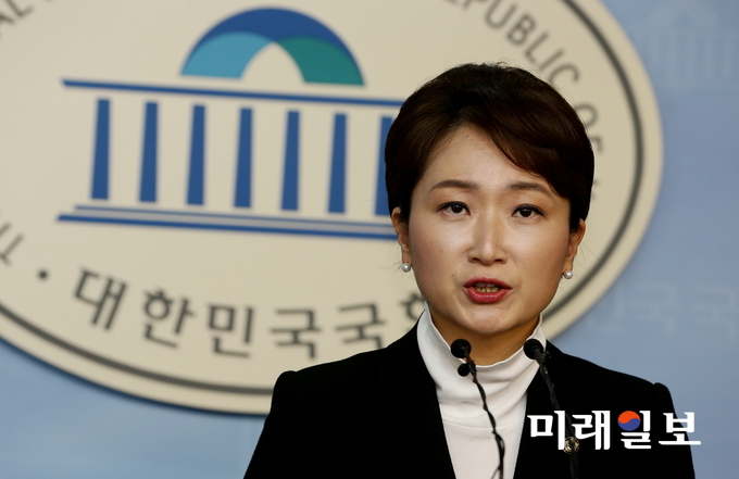 이언주 더불어민주당 의원이 6일 오전 서울 여의도 국회 정론관에서 더불어민주당 탈당 기자회견을 열고 있다./사진=장건섭 기자